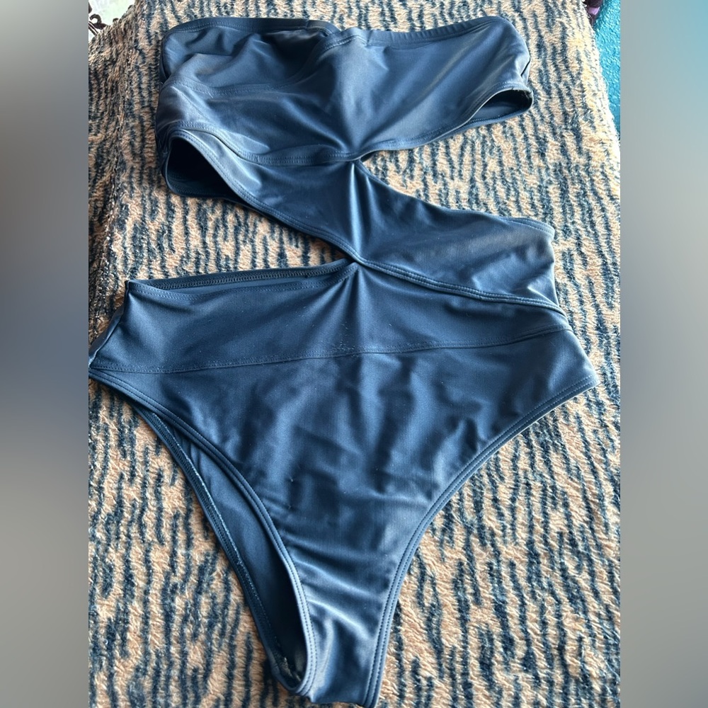Volcom women’s one piece bathing suit size large